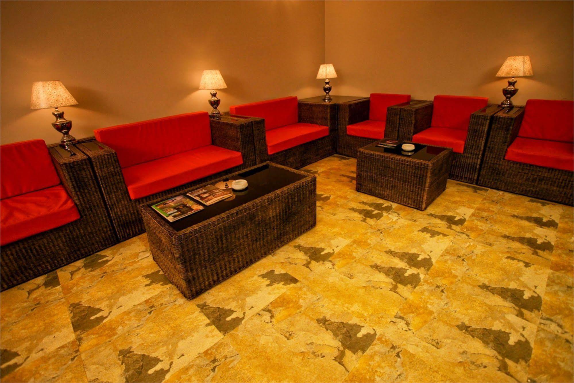 Hotel Travellers Nest Kandy Exterior foto